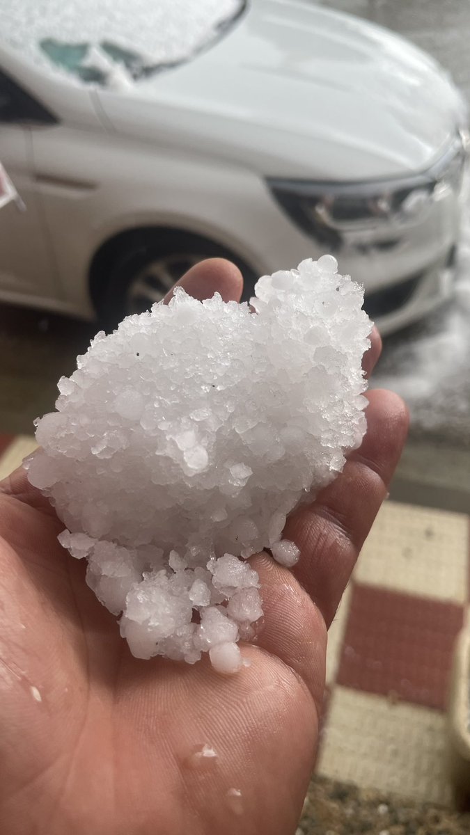 SYSTEMDANCE's tweet photo. @Meteonavarra_ Pasó una nube por La Ribera dejando este manto de ….hielo” https://t.co/s6lJ9KHzRR