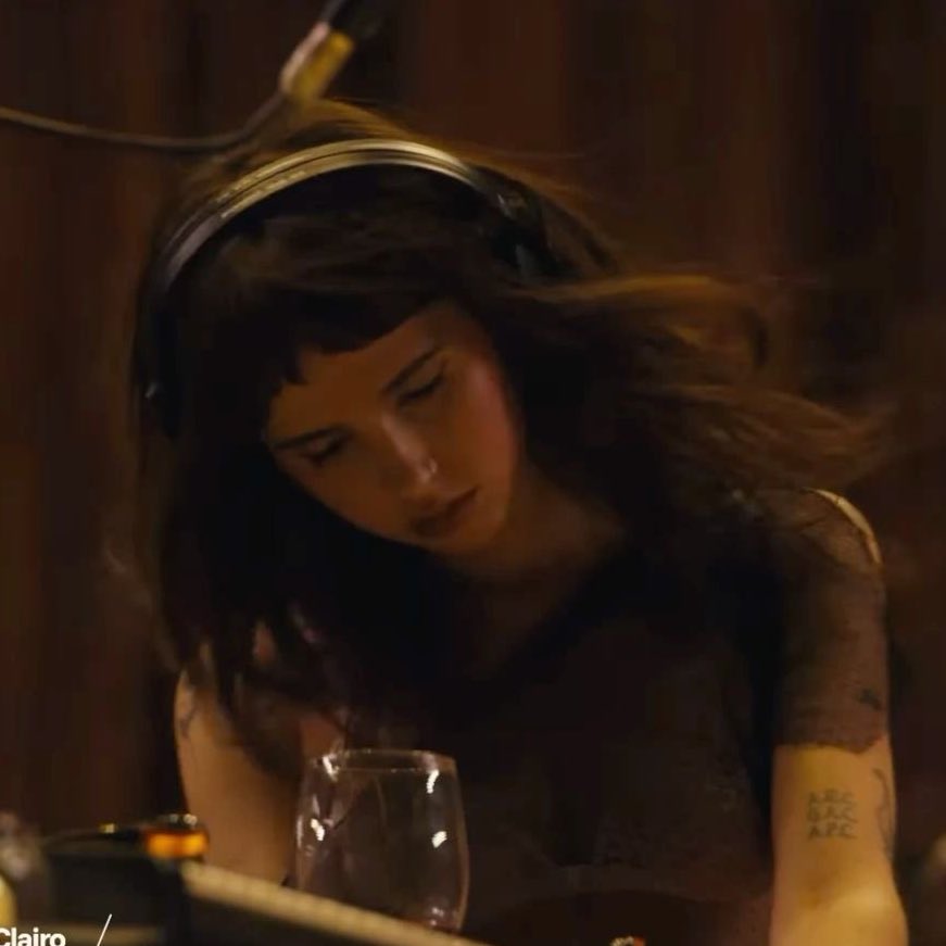 raspberhrriies's tweet photo. so i put my headphones on (i put my headphones on) https://t.co/5YPByhBaLL