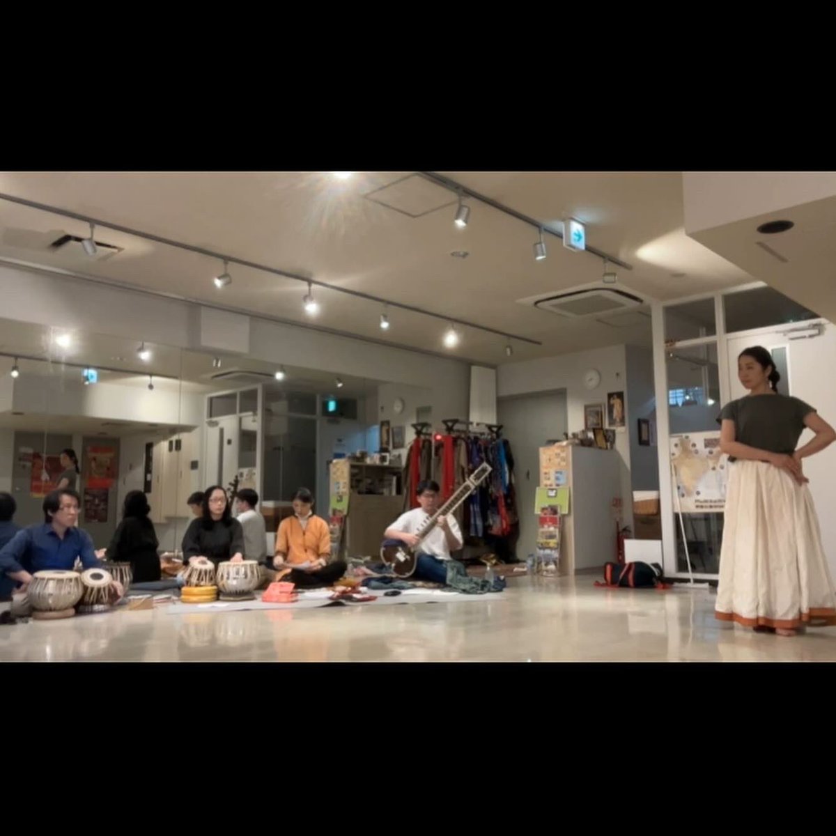 shigerji's tweet photo. インドの宮廷舞踊「カタックダンス」公演のためのリハーサル。作り上げていく過程は本番と同じくらい楽しいです。本番は4/26(土)錦糸町の「シルクロードカフェ」です。私たちカタックダンスのライブは18:30からですが、12:30からバラタナティヤムやボリウッドのライブがあります。入場無料です。 https://t.co/TvDwXd05Os