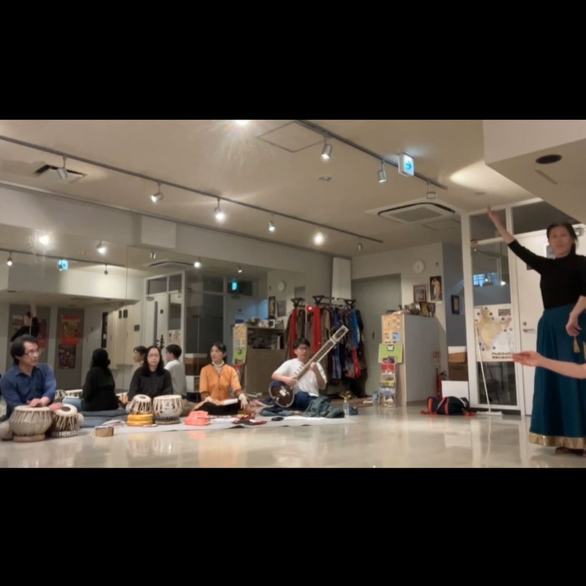 shigerji's tweet photo. インドの宮廷舞踊「カタックダンス」公演のためのリハーサル。作り上げていく過程は本番と同じくらい楽しいです。本番は4/26(土)錦糸町の「シルクロードカフェ」です。私たちカタックダンスのライブは18:30からですが、12:30からバラタナティヤムやボリウッドのライブがあります。入場無料です。 https://t.co/TvDwXd05Os