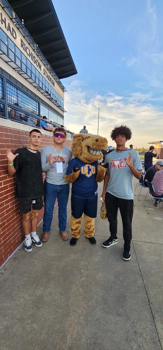 Xander1624's tweet image. Had a great visit Thursday at the beautiful UCO campus, got to watch a great spring game against SNU and got to do it all with my brothers #ROLLCHOS..thanks for the invite @Coach_TPearson can't wait to see you again at camp