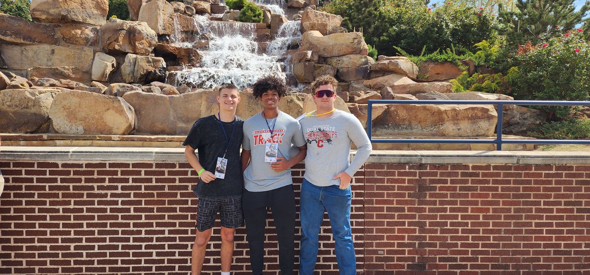 Xander1624's tweet image. Had a great visit Thursday at the beautiful UCO campus, got to watch a great spring game against SNU and got to do it all with my brothers #ROLLCHOS..thanks for the invite @Coach_TPearson can't wait to see you again at camp