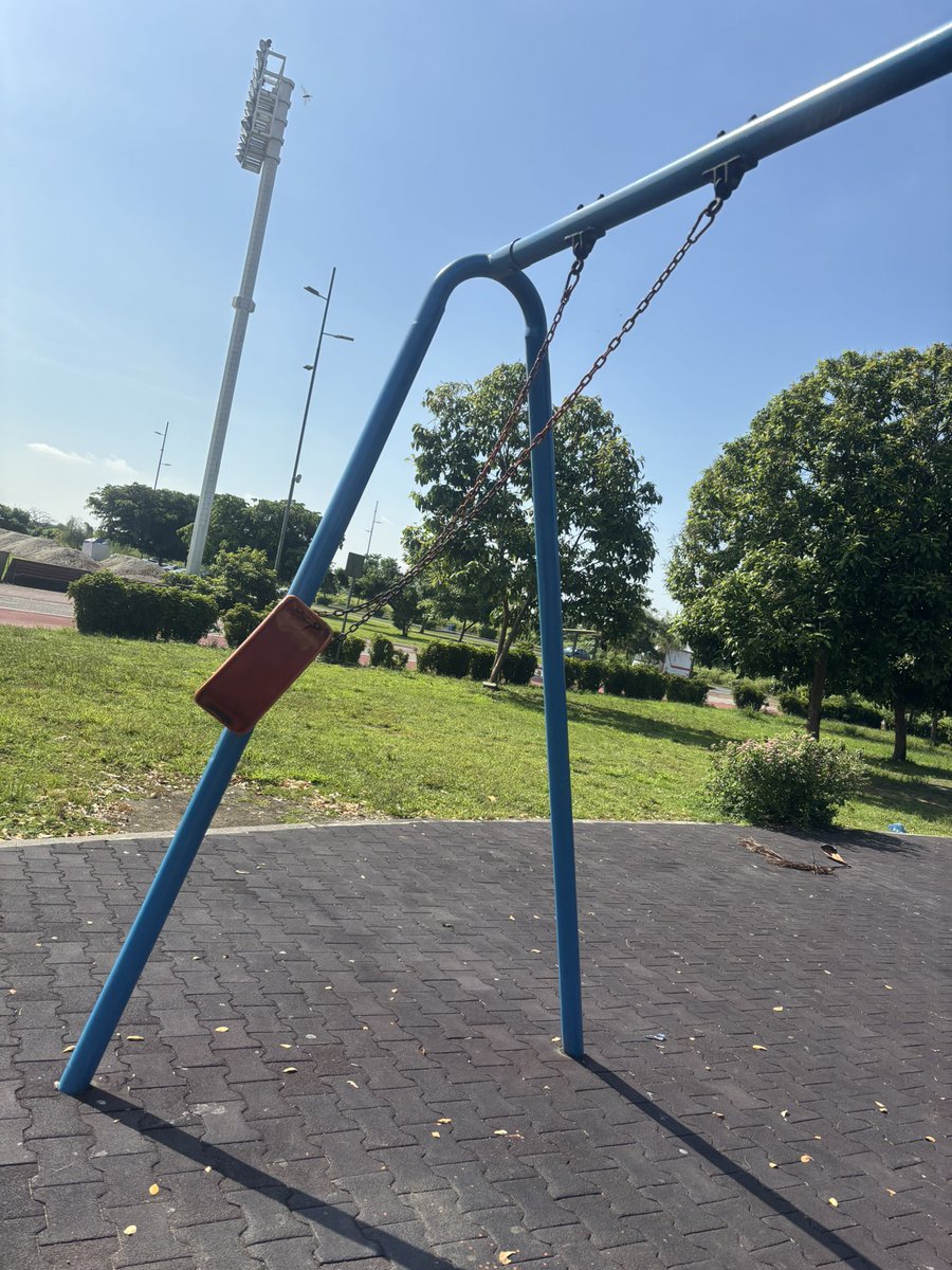 agaibor22's tweet photo. @aquilesalvarez @DanielNoboaOk el parque samanes se supone que también es un lugar para niños pero está dañado y sucio!!! https://t.co/CQeZwv8cci