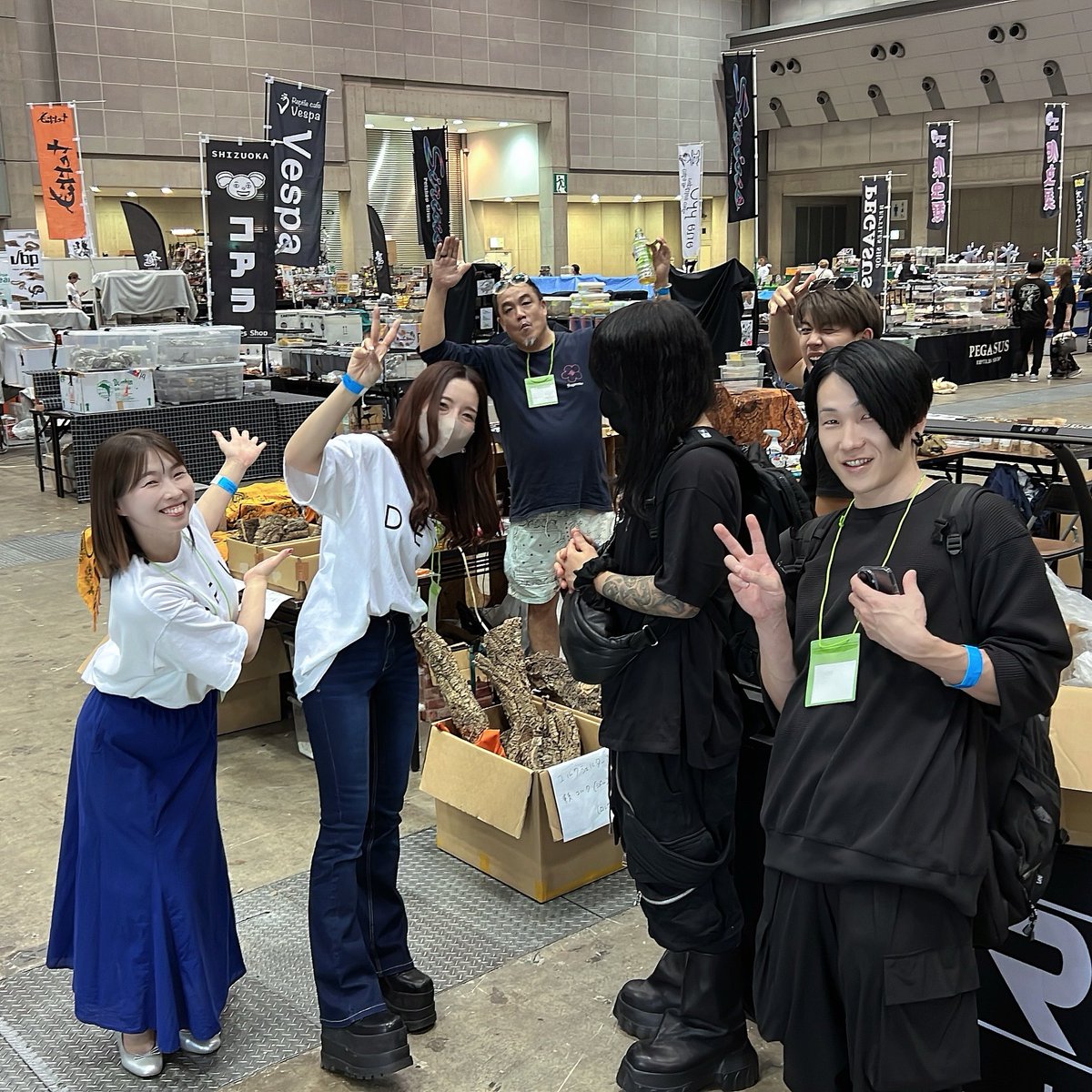 MAISONREP's tweet photo. BIGレプ DAY1有難うございました🐍✨

多くのお客様がブースに足を運んでくださり、とても嬉しい1日でした！
出張先や遠方から来てくださる方まで…本当に感謝の気持ちでいっぱいです☺️

今日厚底履いてたんですが、ついたあだ名はサワムラーです。明日もよろしくお願いします💥
#BIGレプ
#DEUReptiles https://t.co/EJvbZz2aAM