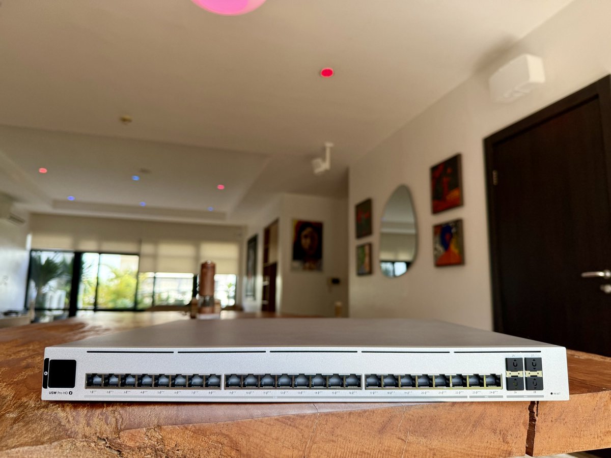 0x's tweet image. the first step to upgrading my home network to wifi 7 is replacing my current poe switch with this beast.

- 22x 2.5gbe ports
- 2x 10gbe ports
- 4x 10g sfp+ ports
- etherlighting