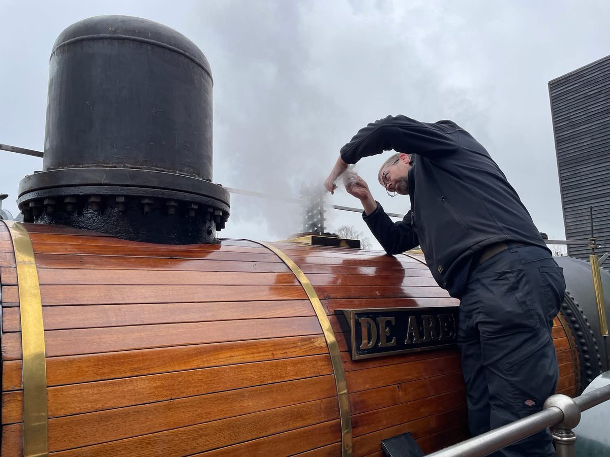 Er is in de afgelopen periode door vrijwilligers hard gewerkt aan de Arend. Vandaag is het zover. De Arend rijdt vandaag en ook morgen zelfstandig onder stoom op het terrein van het <a href="/Spoorwegmuseum/">Spoorwegmuseum</a> in Utrecht.
Meer weten over het herstel van de Arend? ➡️ spoorwegmuseum.nl/over/blog/onde…