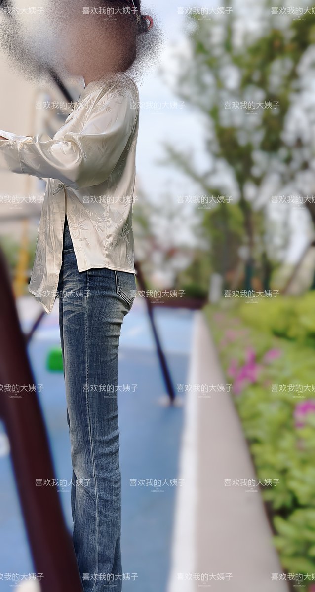 晚上好兄弟们，下班回家了
没见大姐，今天周六通勤应该人多吧，回家的晚一点
也没见女邻居😂好几天没见她了，不知道去哪里骚了，哈哈
老婆在带孩子荡秋千玩呢，自从出差回家我一见到老婆，就想着老婆骑乘位大姐 https://t.co/fJELsrX0YJ