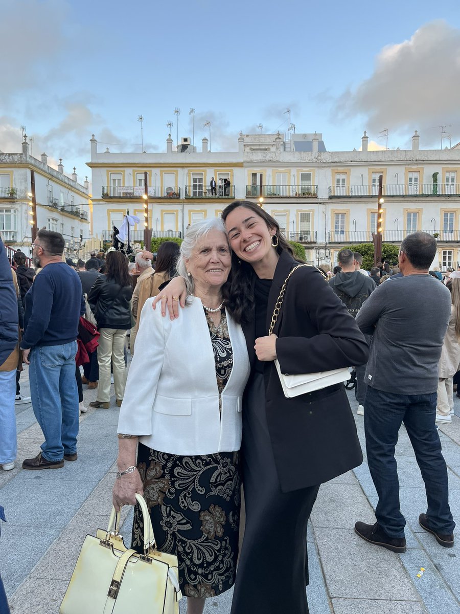 lauraexposit0's tweet photo. Vengo a presumir de abuela y me voy https://t.co/YY4VNWbUMt