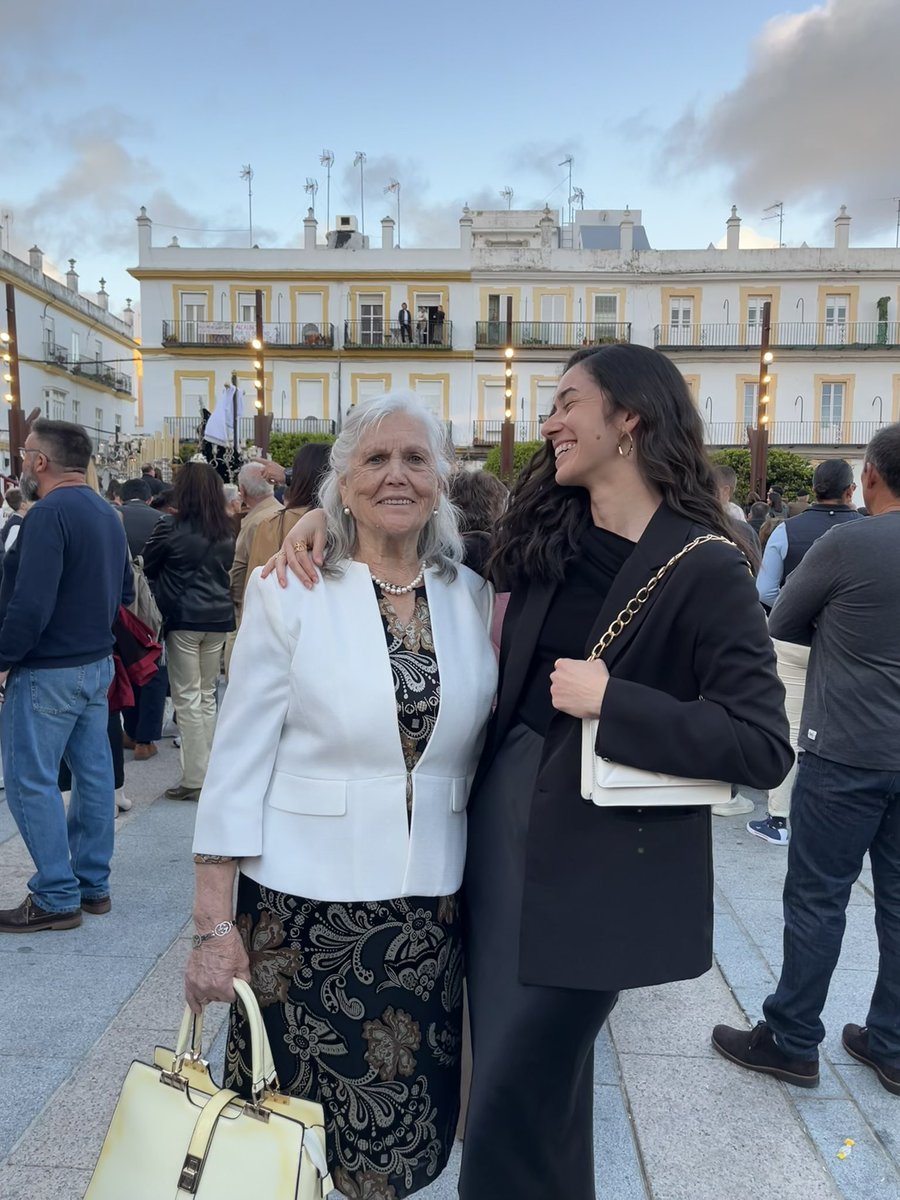 lauraexposit0's tweet photo. Vengo a presumir de abuela y me voy https://t.co/YY4VNWbUMt