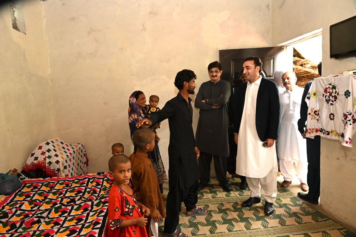 چیئرمین پاکستان پیپلزپارٹی بلاول بھٹو زرداری نے حیدرآباد میں  گاؤں ہارون شیخ میں سندھ پیپلزہاؤسنگ کے تحت بننے والے سیلاب سے متاثرہ افراد کے گھروں کا دورہ کیا، اس موقع پر سیلاب سے متاثرہ خاندان کے  نابینا بچوں نوسالہ گل حسن اور 13 سالہ سجاد سے ملاقات بھی کی
<a href="/BBhuttoZardari/">BilawalBhuttoZardari</a>