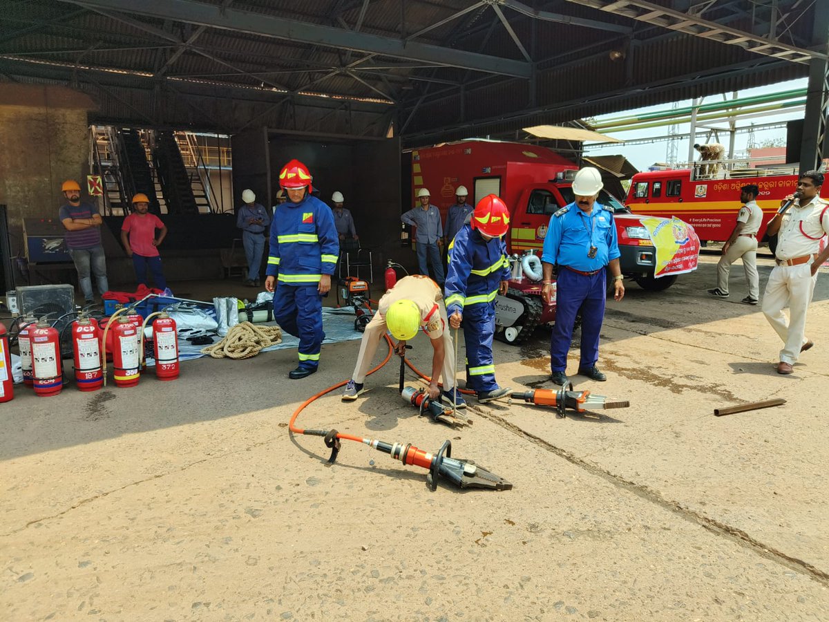 OdishaFS's tweet photo. Mock drill, demonstration and fire safety awareness at -IMFA Theruballi,Rayagada on the eve of #FireServiceWeek2025 https://t.co/ldL8rNKLFE