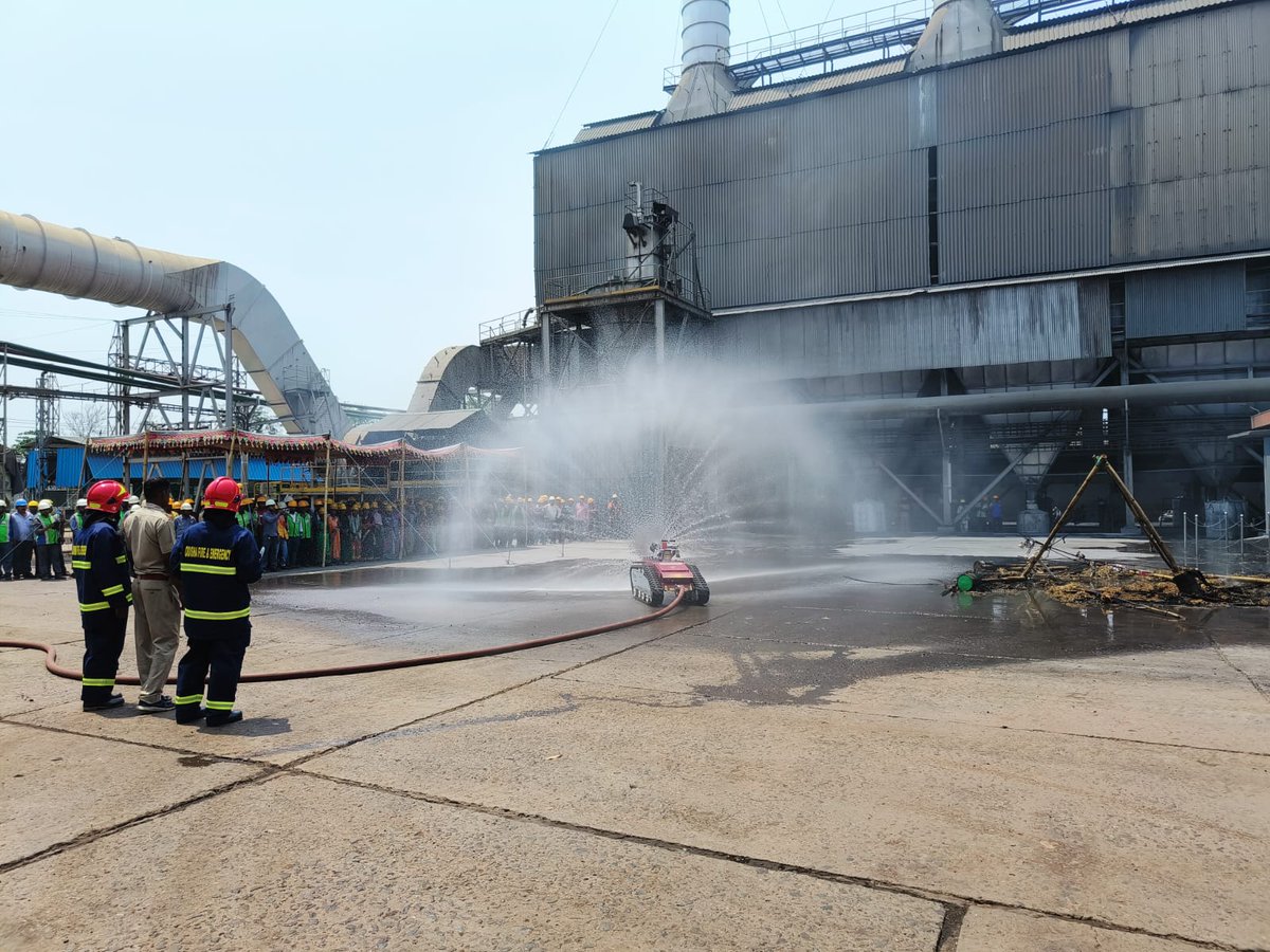 OdishaFS's tweet photo. Mock drill, demonstration and fire safety awareness at -IMFA Theruballi,Rayagada on the eve of #FireServiceWeek2025 https://t.co/ldL8rNKLFE