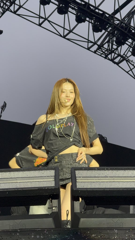 MISANABR's tweet photo. Sana hoje durante a abertura do terceiro show do Coldplay em Seoul

TWICE AT GOYANG STADIUM DAY 3 #COLDPLAYxTWICE #TWICEatMUSICOFTHESPHERES https://t.co/tWC1hzJJOL