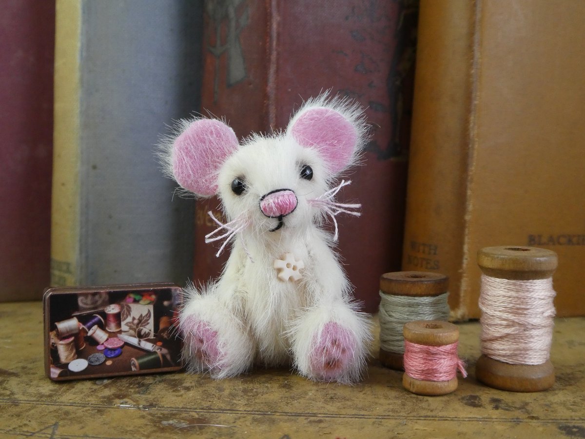TheWordOfErynn's tweet photo. Tiny 2" Mina the Mending Mouse is ready for a new home! 🐭🧵#BramberBears #OneofaKind #ArtistBear https://t.co/16hgLS0qSu https://t.co/LD1cZKcTjf
