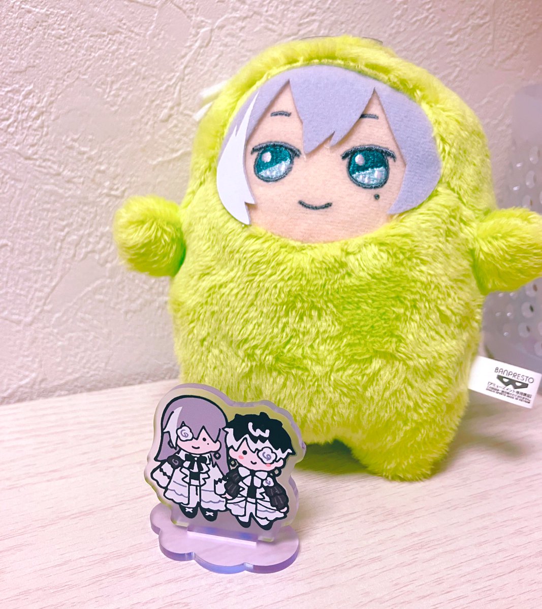 4cmのちっちゃいアクスタ  大きさ比較のために置いたモンユキが怪獣みたいでかわいい