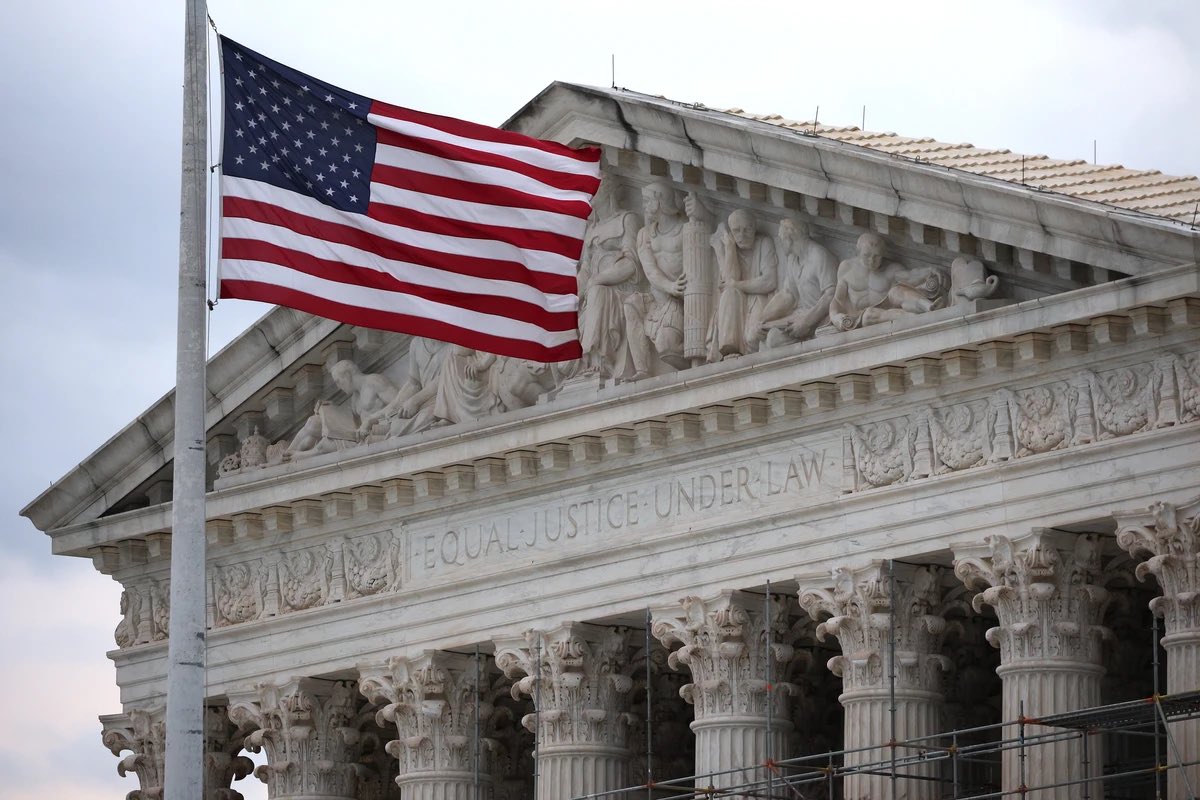bluhue123's tweet image. US Supreme Court temporarily pauses deportations of Venezuelan migrants in Texas under Alien Enemies Act.
Clarence Thomas and Samuel Alito publicly dissented from the decision.
Your thoughts?