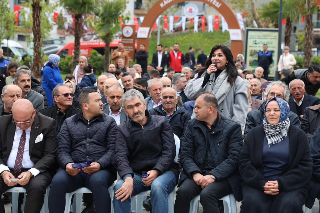 mustafademir's tweet photo. Söz millette, cevap hizmette!

AK Parti Yerel Yönetimler Başkanlığımız öncülüğünde, tüm AK Partili belediyelerimizde eş zamanlı olarak hayata geçirilen “Vatandaş Soruyor, Başkan Cevaplıyor” programıyla, milletimizin sesine kulak veriyoruz.

Bu anlamlı buluşmalarda, belediye başkanlarımız görevdeki ilk yıllarında attıkları adımları anlatıyor; vatandaşlarımız ise doğrudan söz alarak görüş, öneri ve taleplerini paylaşıyor.

Gönülden gönüle kurulan bu köprüler; AK Parti belediyeciliğinin milletle kurduğu güçlü gönül bağının en güzel tezahürüdür.

Sayın Cumhurbaşkanımız Recep Tayyip Erdoğan’ın “Biz millete efendi olmaya değil, hizmetkâr olmaya geldik” anlayışıyla; birlikte karar veriyor, birlikte inşa ediyoruz.

Çünkü biz milletimizin partisiyiz, milletimizin hizmetkârıyız.

#VatandaşSoruyorBaşkanCevaplıyor
#AKParti
#TürkiyeYüzyılı