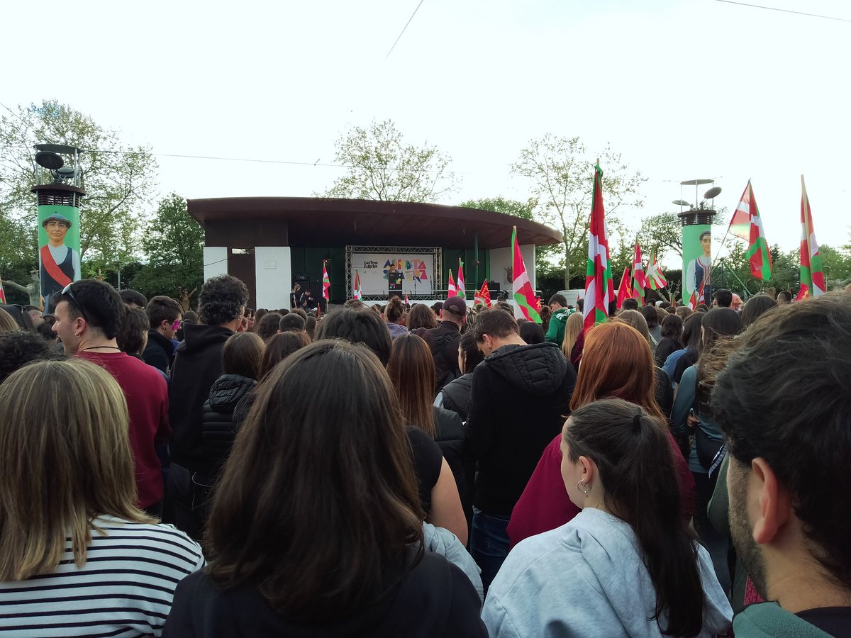 ideiazabaldub's tweet photo. @aran_tirado Euskal Herrian ere milaka gazte militante batu dira egunotan Berriozarren, hauek bai ez dituzula Espainiako komunikabideetan ikusiko... https://t.co/hBxLv7WuCN