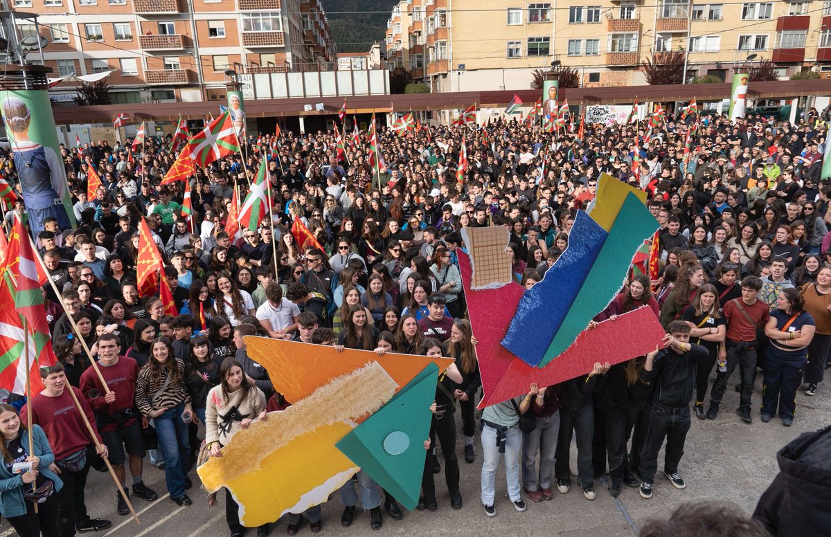 ideiazabaldub's tweet photo. @aran_tirado Euskal Herrian ere milaka gazte militante batu dira egunotan Berriozarren, hauek bai ez dituzula Espainiako komunikabideetan ikusiko... https://t.co/hBxLv7WuCN