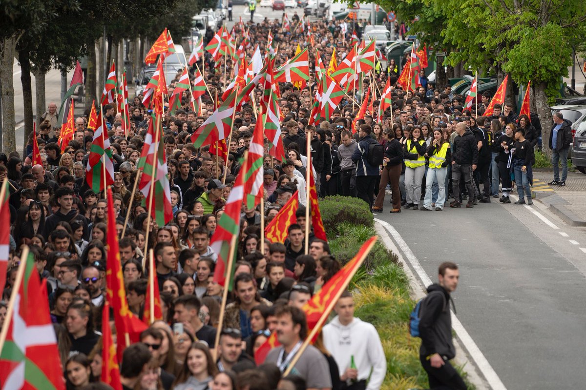 ideiazabaldub's tweet photo. @aran_tirado Euskal Herrian ere milaka gazte militante batu dira egunotan Berriozarren, hauek bai ez dituzula Espainiako komunikabideetan ikusiko... https://t.co/hBxLv7WuCN