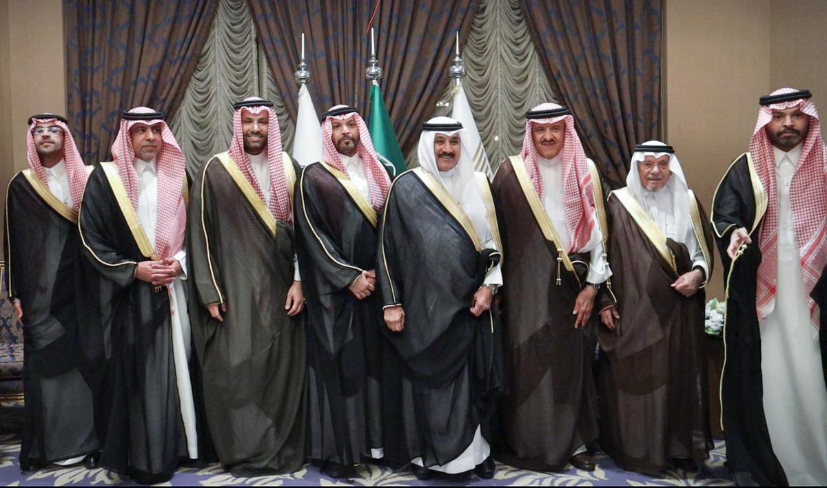 الأمير سلطان بن سلمان يشرف حفل الربيع

شرف صاحب السمو الملكي الأمير سلطان بن سلمان بن عبد العزيز المستشار الخاص لـ خادم الحرمين الشريفين حفل الزواج الذي أقامه الشيخ إبراهيم الربيع بمناسبة زواج ابنه عبد الله على كريمة محمد بن علي الدهامي في نادي الضباط بالرياض، كما شرف الحفل صاحب
