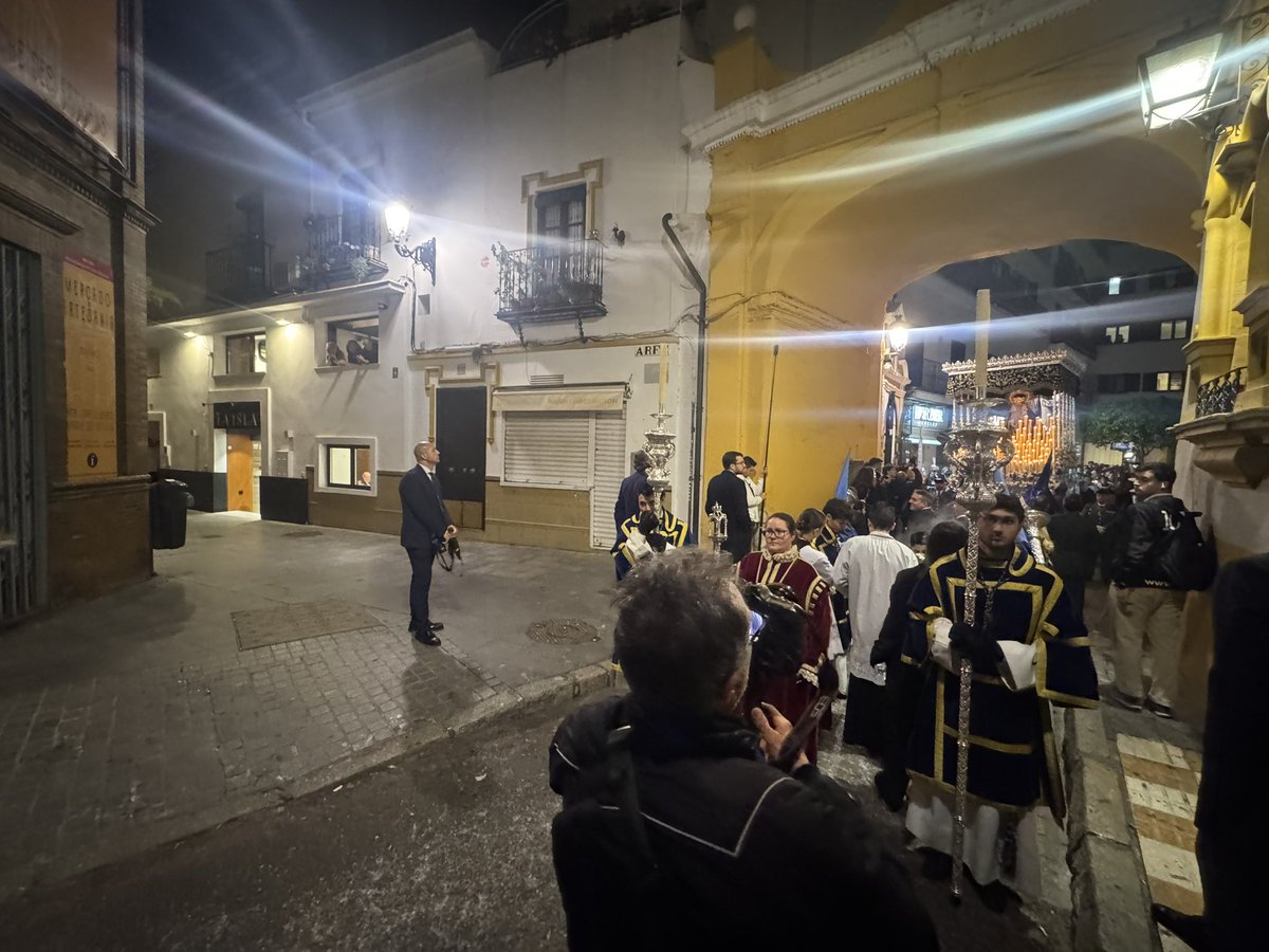ElMunidor's tweet photo. Con la excusa de "la seguridad" y la complicidad del @ElConsejoSev se han cargado el invento. La Semana Santa está vendida, ha muerto de éxito.

📸 RRSS. https://t.co/Xx15h4pSc1