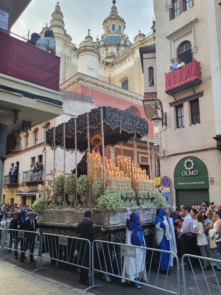 ElMunidor's tweet photo. Con la excusa de "la seguridad" y la complicidad del @ElConsejoSev se han cargado el invento. La Semana Santa está vendida, ha muerto de éxito.

📸 RRSS. https://t.co/Xx15h4pSc1