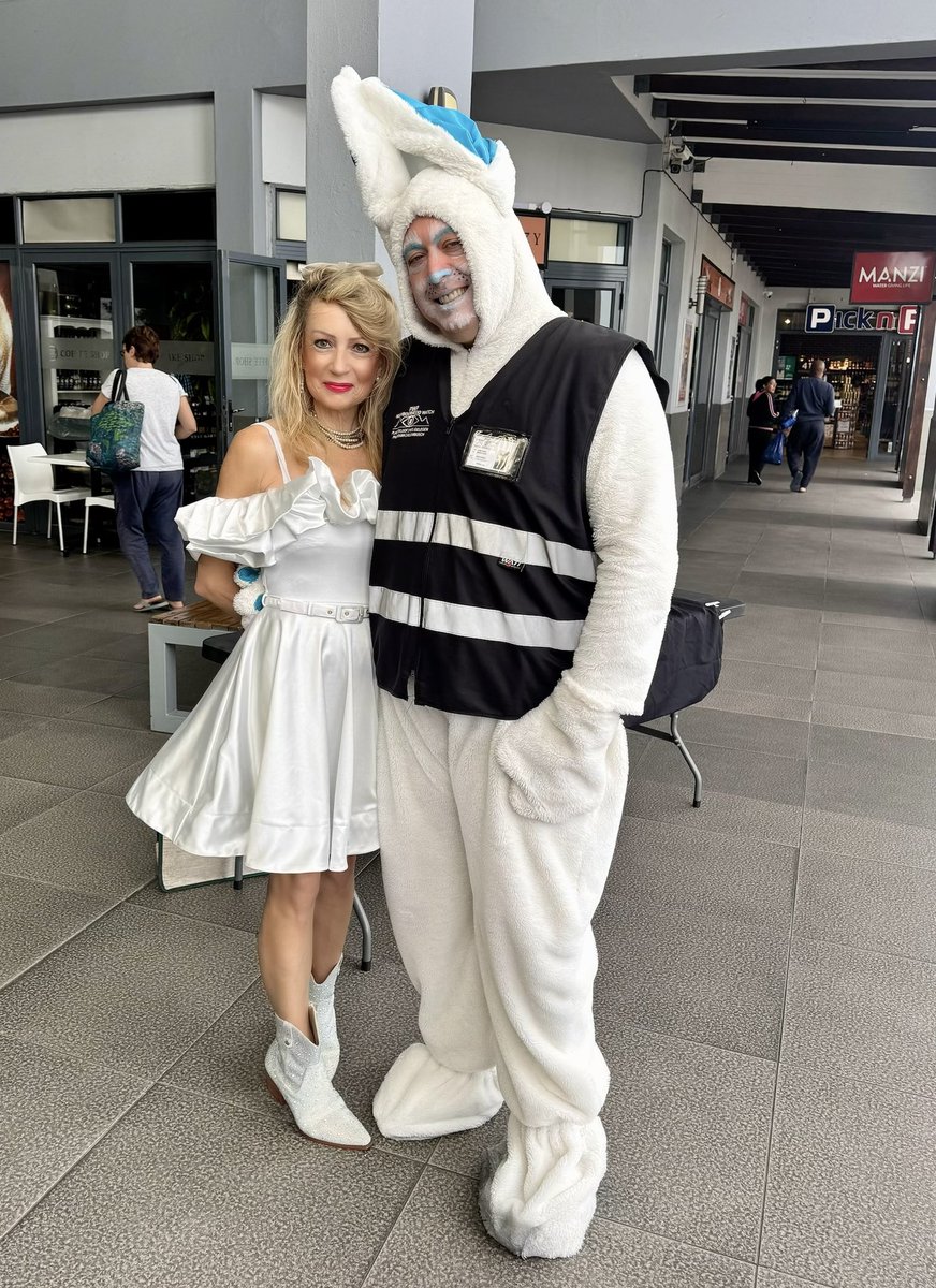 LynnNagel1's tweet image. Met the #Easter Bunny 🐰 this morning at Plattekloof Village Shopping Centre #CapeTown and the #PWP Neighbourhood Watch Team 🐣