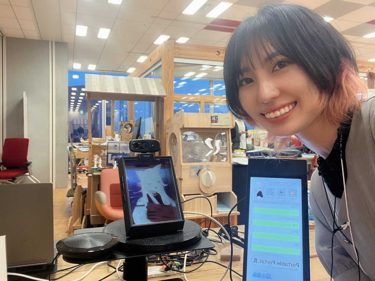 omeme_1231's tweet image. 癒色えもさん(@ishiki_emo )の
「Portable Portal(真)」

VRChatの映像をルキグラに映してて、リアルタイムでVRChat側とお話できたよ🙌🏻
お話してくれたのはTOCORO＋さん(@10tocoro )✨
ツーショット撮りたい！って言ってくれて嬉しかった🤍

 #LODGEXRTalk