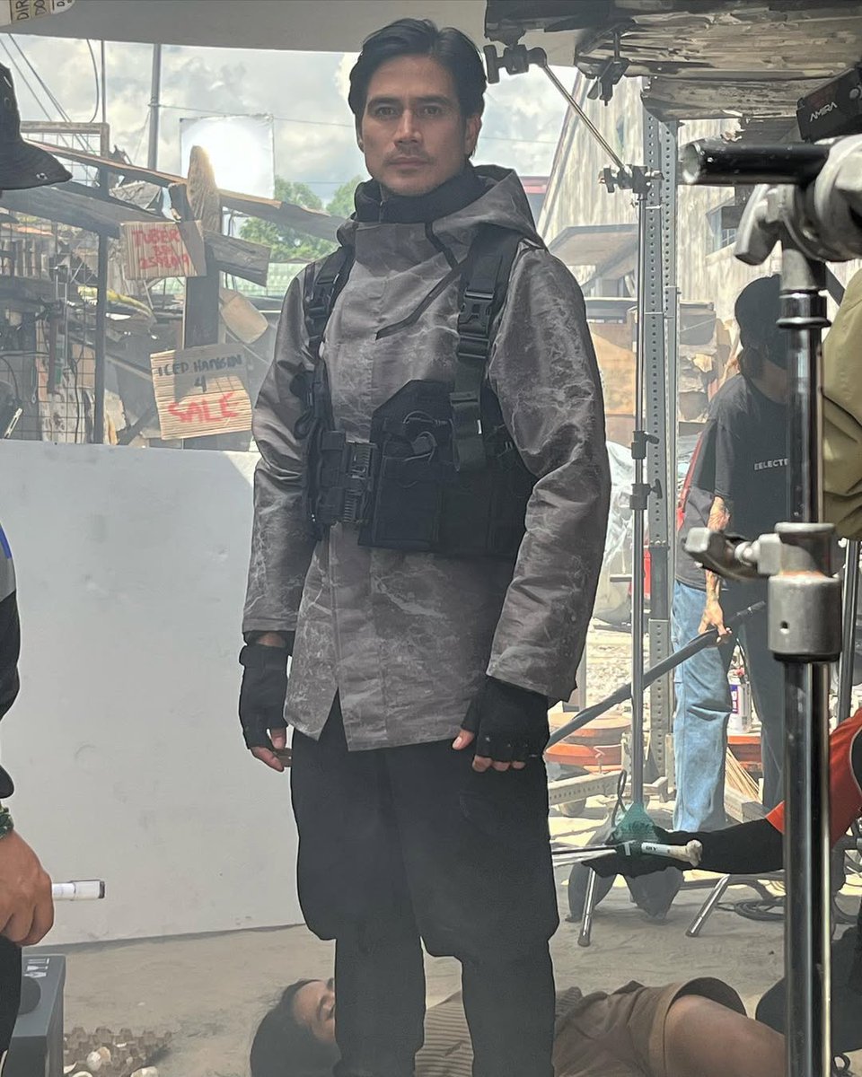 why does he look like he's about to sipsipin mo ang aking dugo't buto't laman gamit ang mabalasik mong dila hanggang sa manghina