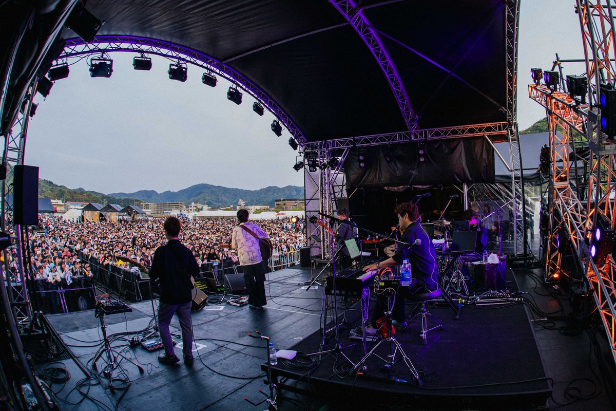 playbackfes's tweet image. --------------------------
   川崎鷹也
--------------------------
夕暮れ時のやわらかな風と歌声が、ぴたりと重なった時間🌙
優しさと力強さが同居するステージに、思わず聴き入ってしまいました🎸

@kawasaki_takaya @kawasaki_staff
#川崎鷹也 #playbackfes #PBF #舞鶴プレイバックフェス #舞鶴…