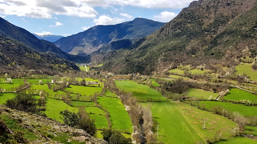 neowiffi's tweet photo. Enamorada de les vistes desde el Mirador Gorges del riu Ladorre 🔝💚💙💚🌱🌿🌱😍 #Arros #ValldeCardos #PicdelCaubo @visitpallars @AmicsPirineu @pnaltpirineu https://t.co/tF57QRFuRQ
