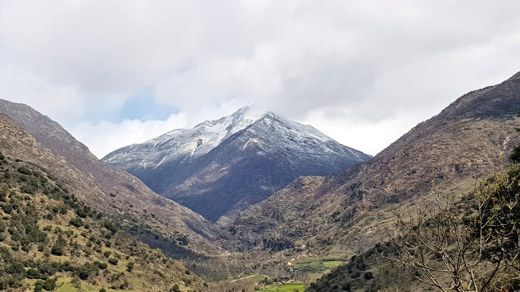 neowiffi's tweet photo. Enamorada de les vistes desde el Mirador Gorges del riu Ladorre 🔝💚💙💚🌱🌿🌱😍 #Arros #ValldeCardos #PicdelCaubo @visitpallars @AmicsPirineu @pnaltpirineu https://t.co/tF57QRFuRQ