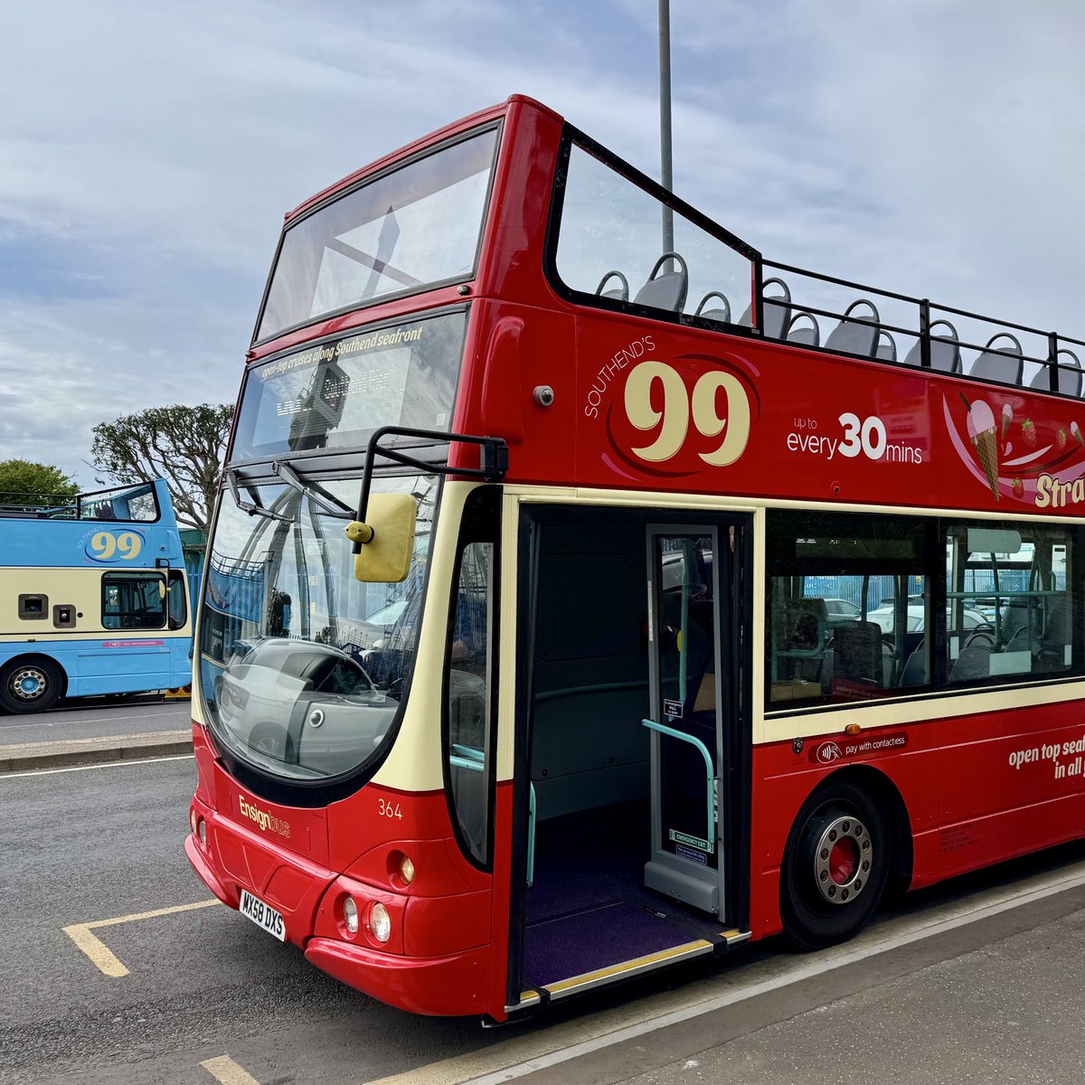 Hello Southend! 👋🏼🚌

<a href="/EnsignBusCo/">Ensignbus 💙🇺🇦</a> #southends99 #opentopbus
