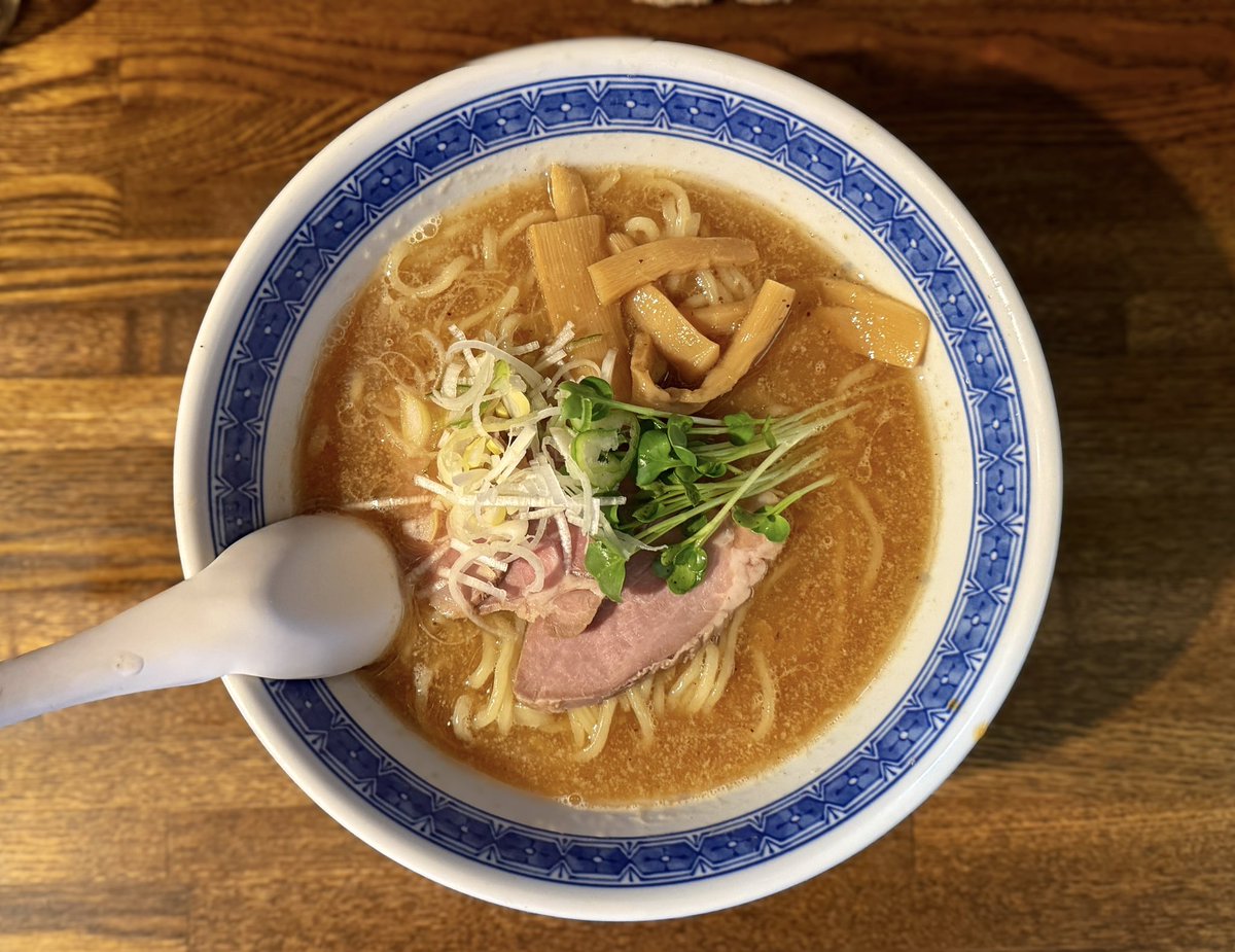 燦燦斗（東十条）: らーめん。恥ずかしながら初訪問…！優しく甘みを感じる魚介豚骨！飲み屋街にマッチした店の雰囲気も◎美味しかったです！！！