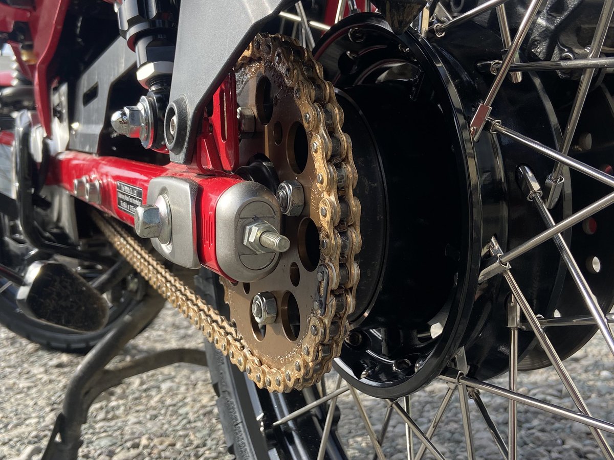 cubyjp's tweet photo. JA65 CT125 ハンターカブ、
チューブレスホイールに換装 &amp; チェーンサイズを#415サイズにコンバート。
軽量化とフリクションロスに貢献します。

※415サイズは70馬力、最高速230キロの250ccレーサーにも使われてるサイズです。
#cubyjp https://t.co/v4z7quDAkc