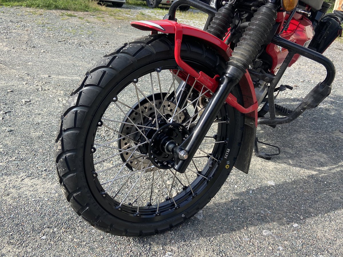 cubyjp's tweet photo. JA65 CT125 ハンターカブ、
チューブレスホイールに換装 &amp; チェーンサイズを#415サイズにコンバート。
軽量化とフリクションロスに貢献します。

※415サイズは70馬力、最高速230キロの250ccレーサーにも使われてるサイズです。
#cubyjp https://t.co/v4z7quDAkc