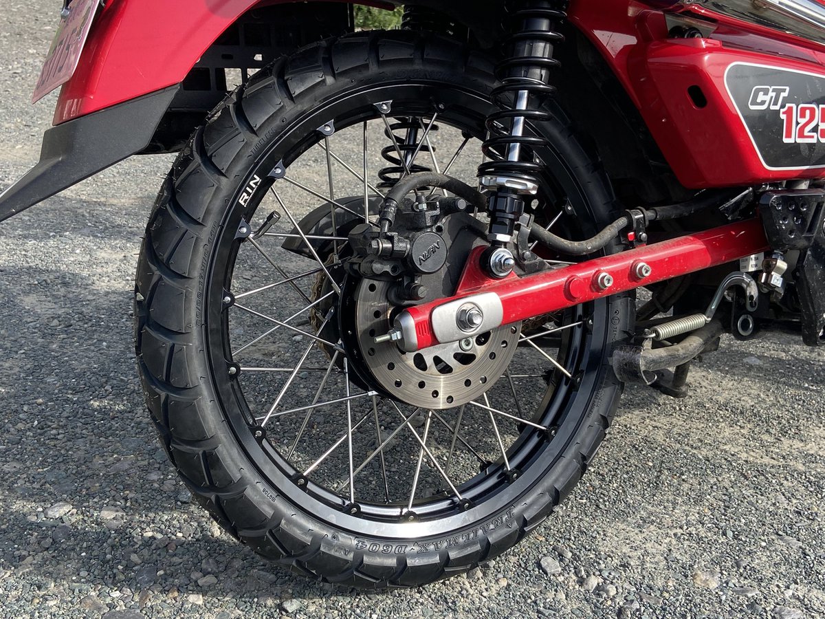 cubyjp's tweet photo. JA65 CT125 ハンターカブ、
チューブレスホイールに換装 &amp; チェーンサイズを#415サイズにコンバート。
軽量化とフリクションロスに貢献します。

※415サイズは70馬力、最高速230キロの250ccレーサーにも使われてるサイズです。
#cubyjp https://t.co/v4z7quDAkc