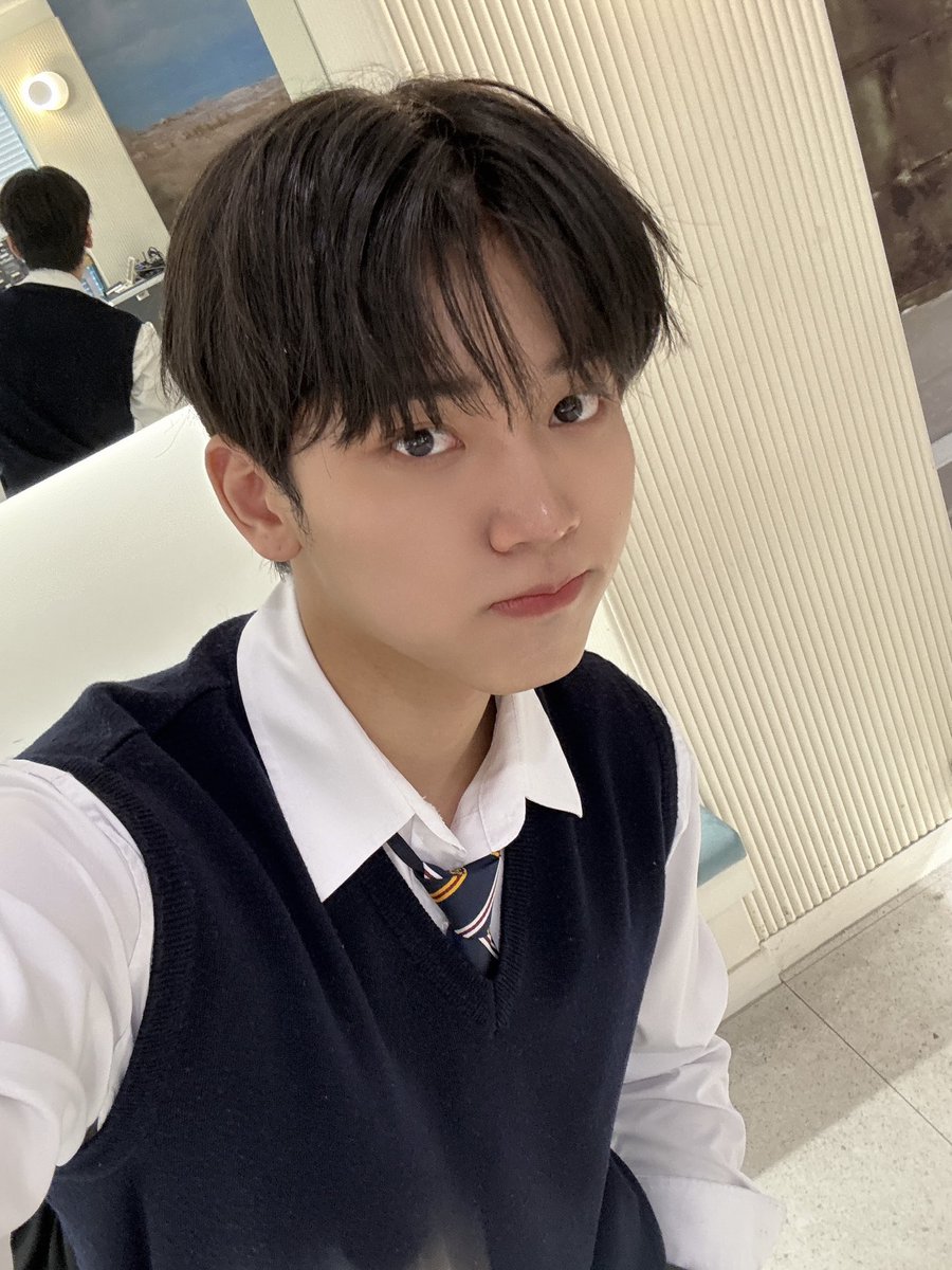 OmegaX_members's tweet photo. [#OX]

손 다친 이유.
아침에 바닥에서 굴렀음.

#OMEGA_X #오메가엑스
#혁 #HYUK https://t.co/x5HkjDOVlD