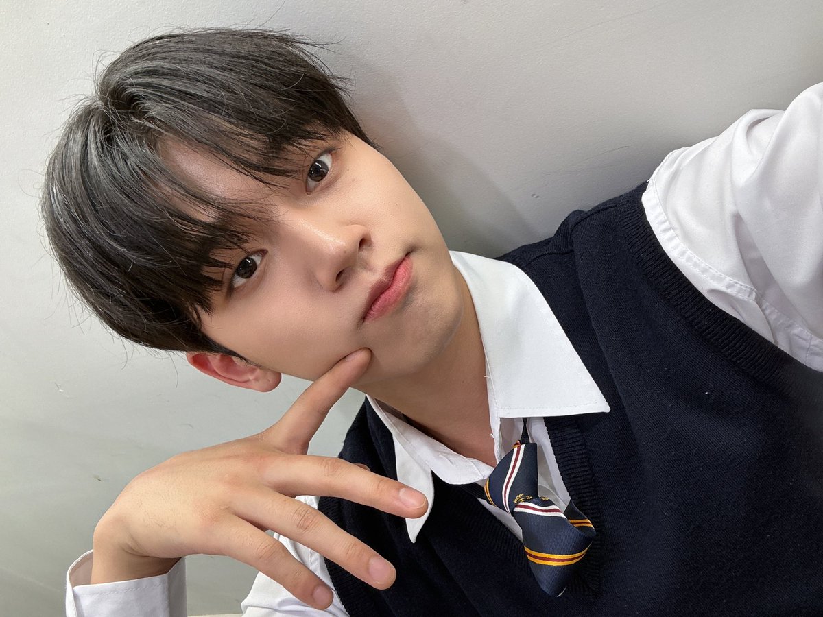 OmegaX_members's tweet photo. [#OX]

손 다친 이유.
아침에 바닥에서 굴렀음.

#OMEGA_X #오메가엑스
#혁 #HYUK https://t.co/x5HkjDOVlD