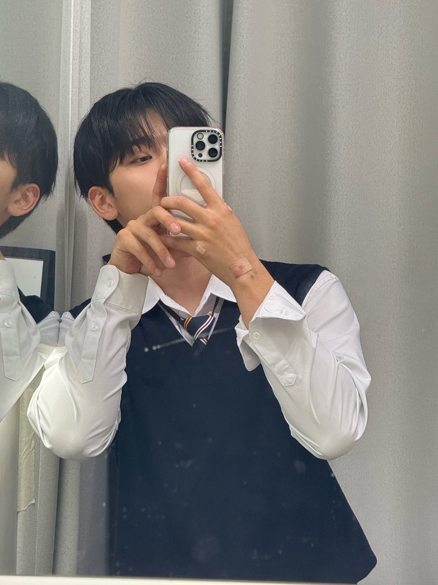OmegaX_members's tweet photo. [#OX]

손 다친 이유.
아침에 바닥에서 굴렀음.

#OMEGA_X #오메가엑스
#혁 #HYUK https://t.co/x5HkjDOVlD