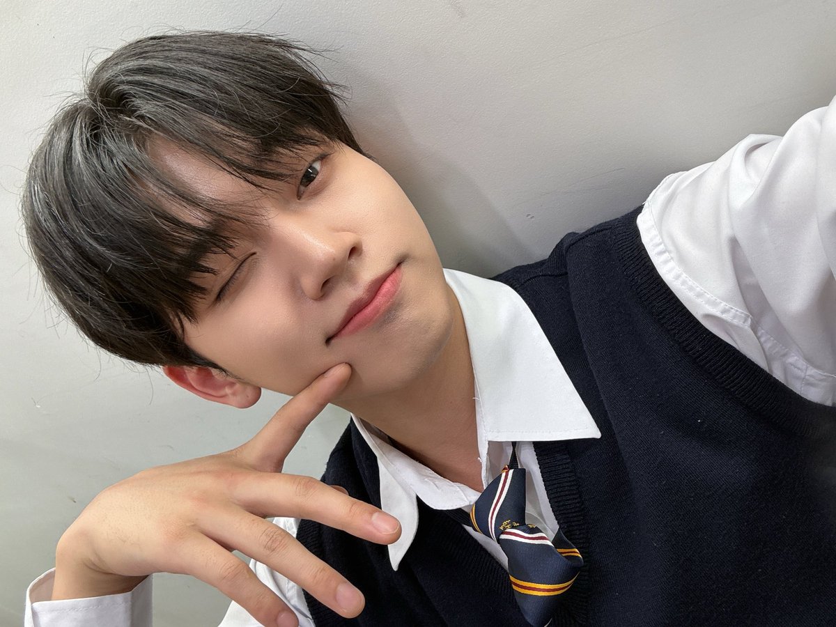 OmegaX_members's tweet photo. [#OX]

손 다친 이유.
아침에 바닥에서 굴렀음.

#OMEGA_X #오메가엑스
#혁 #HYUK https://t.co/x5HkjDOVlD