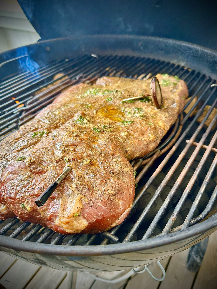 Jos vähän briskettiä savuun. Ja tuon jälkeen vielä kalkkunantissille sama kohtalo 🫡