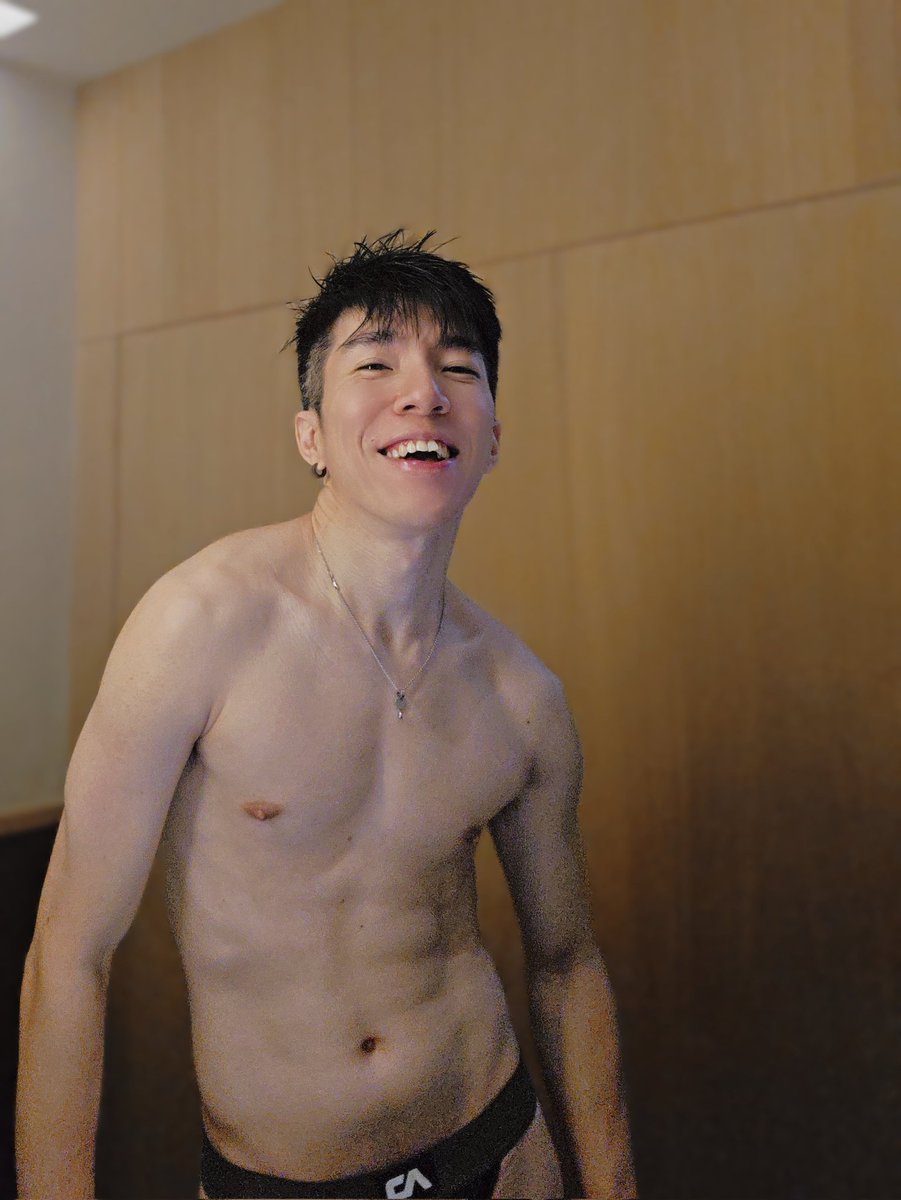 雖然笑的時候不太好看而且很多紋在臉上
但我挺喜歡開懷大笑的自己
P.S 為何廁所的聖光永遠能照出肉眼看不出的身材？ 😂😂 怎麼會有平常見不到的微腹肌？ #學習不嫌棄自己