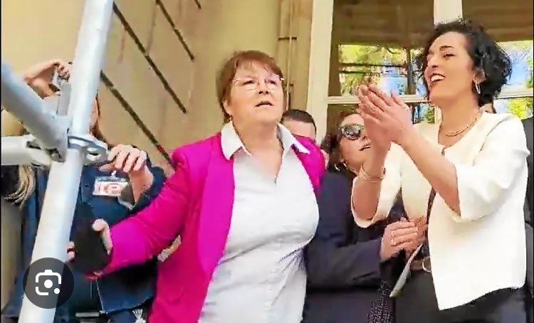 Jc_Dussse's tweet image. Nathalie Appéré c’est çà le «Socialisme» comme à Nantes avec #Rolland, son confort au détriment de la Sécurité des autres !
#Rennais #Rennes…#Bretagne pour mémoire, sa meilleure amie et le référendum européen ⬇️