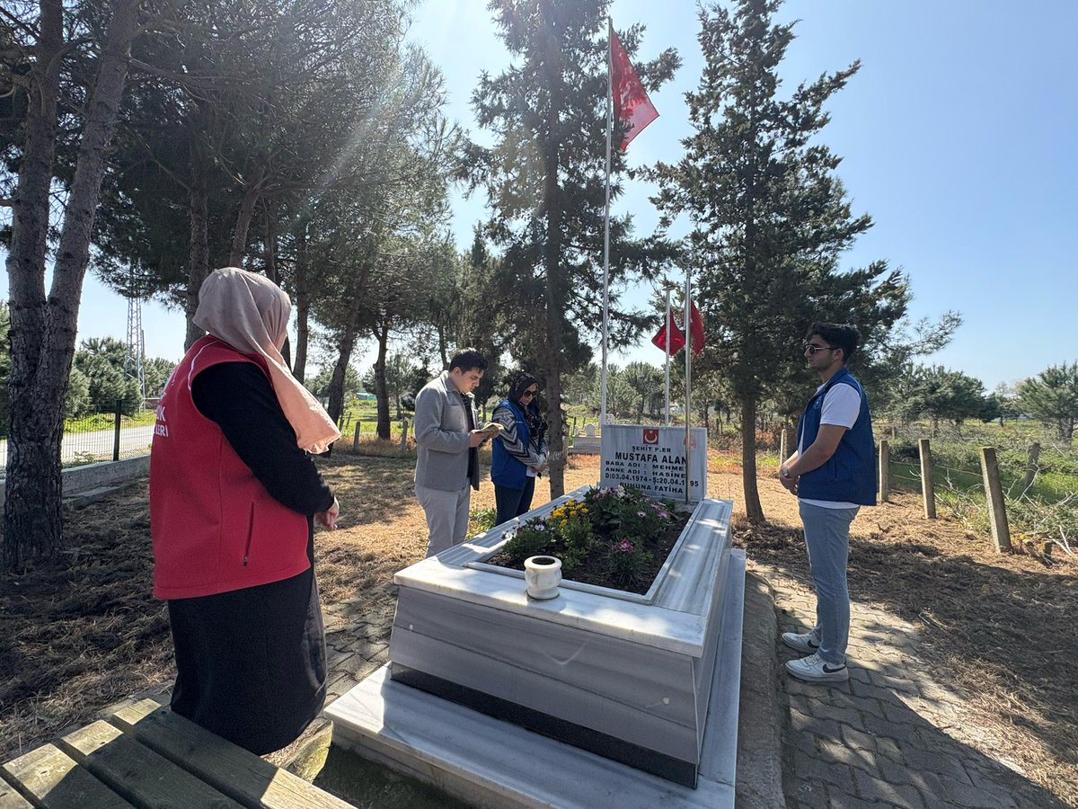GSB_AlacamGM's tweet photo. Vatan toprağını canı pahasına koruyan aziz şehitlerimizi #ŞehitlerHaftası’nda bir kez daha rahmet, minnet ve saygıyla anıyoruz.🇹🇷🇹🇷🇹🇷

#GSBGM #alacamgm 

@OA_BAK @gencliksporbak @GSBgenclik https://t.co/VDABBND2SS