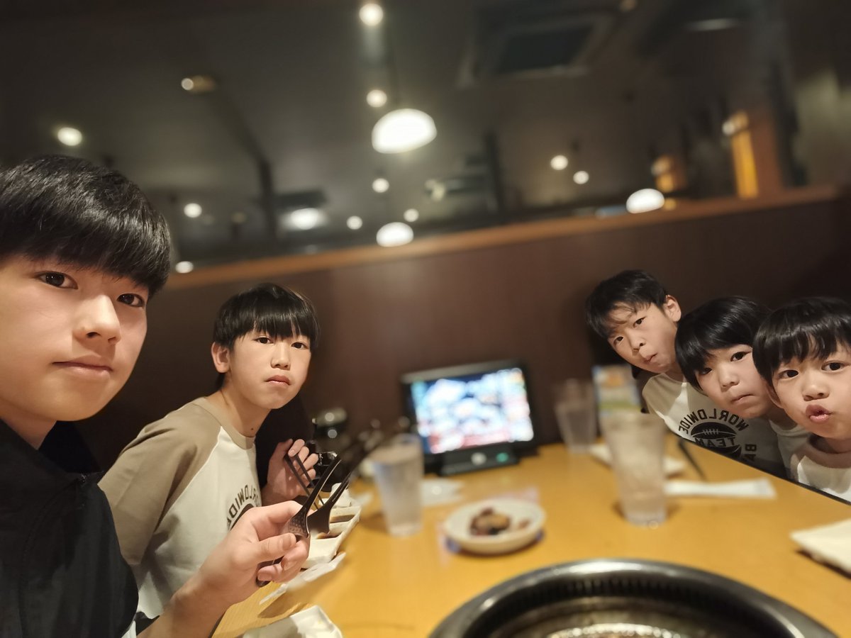 6brother_boxing's tweet photo. 入学祝いで焼肉です。 https://t.co/SBgAhlnpl6