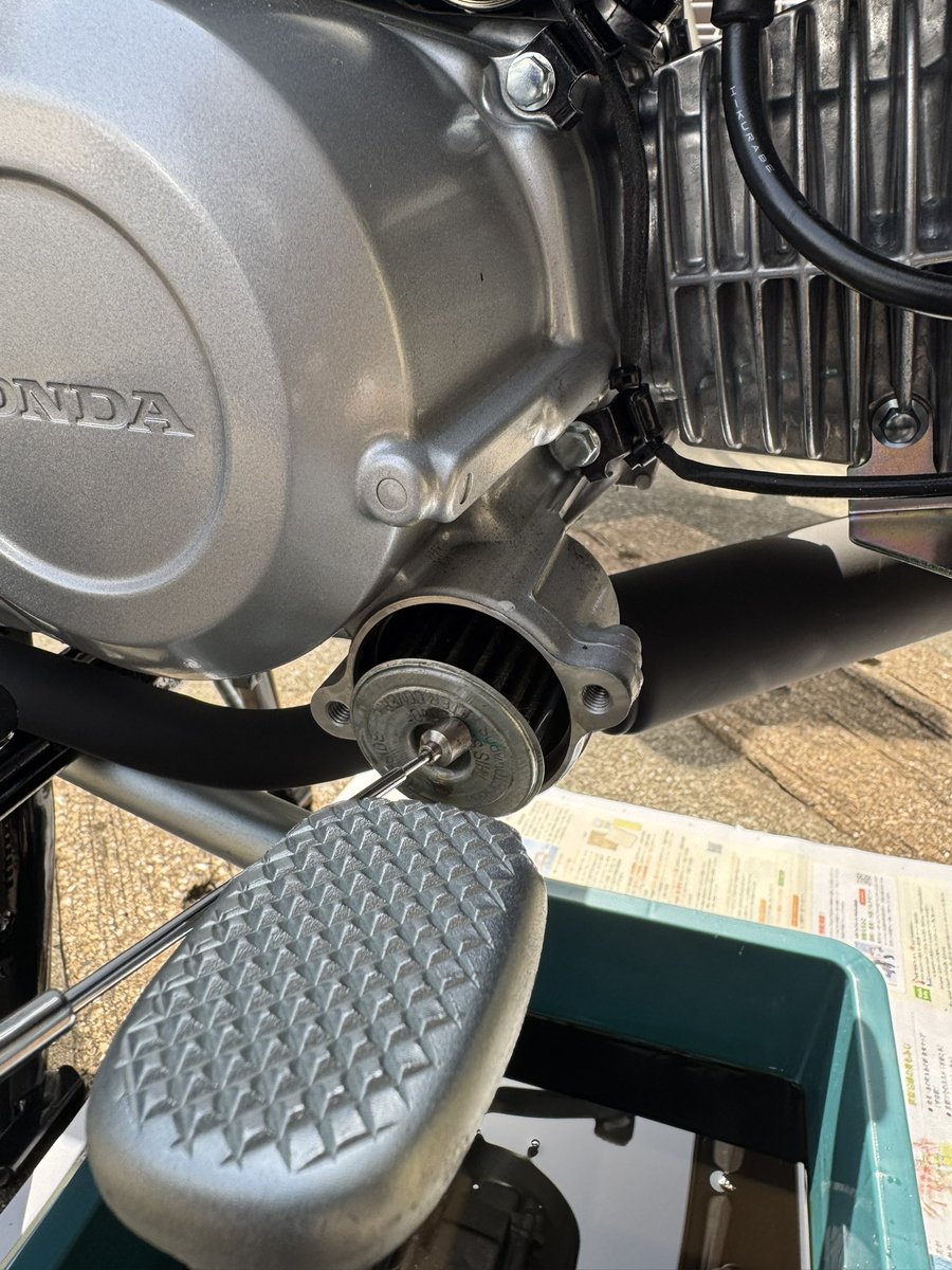 640kmで初めてのオイル交換
オイルフィルターも交換しました
オイルフィルターはマグネットで
引っ張ると楽ちん