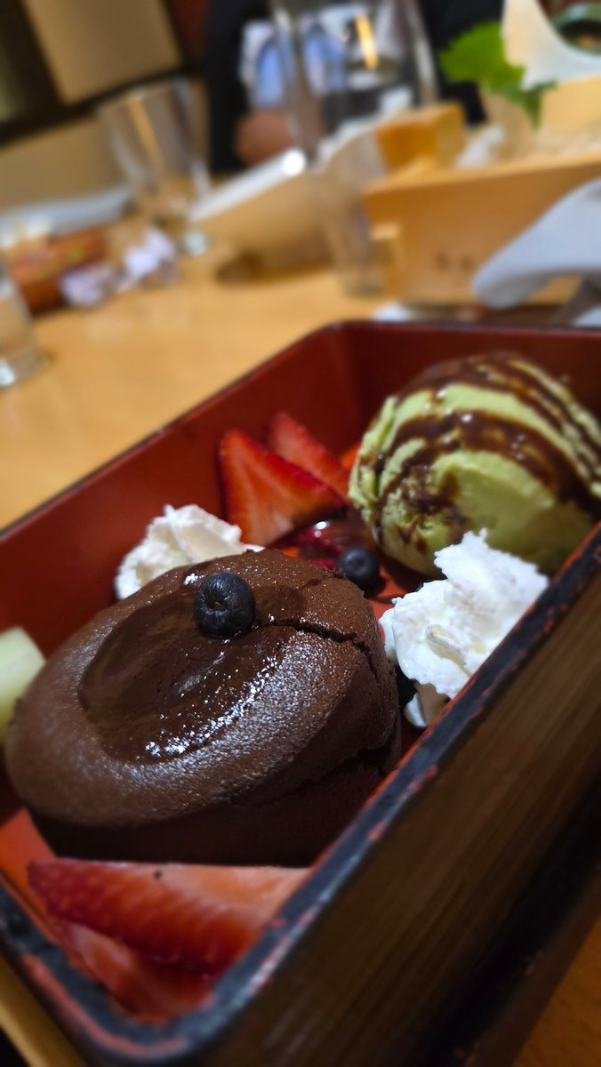 notzerosam's tweet photo. 1) Large Sashimi Platter
2) Green Tea Tiramisu
3) Lava Cake + Matcha Ice cream
4) Green Tea Mochi https://t.co/ICr6zVc2Iv