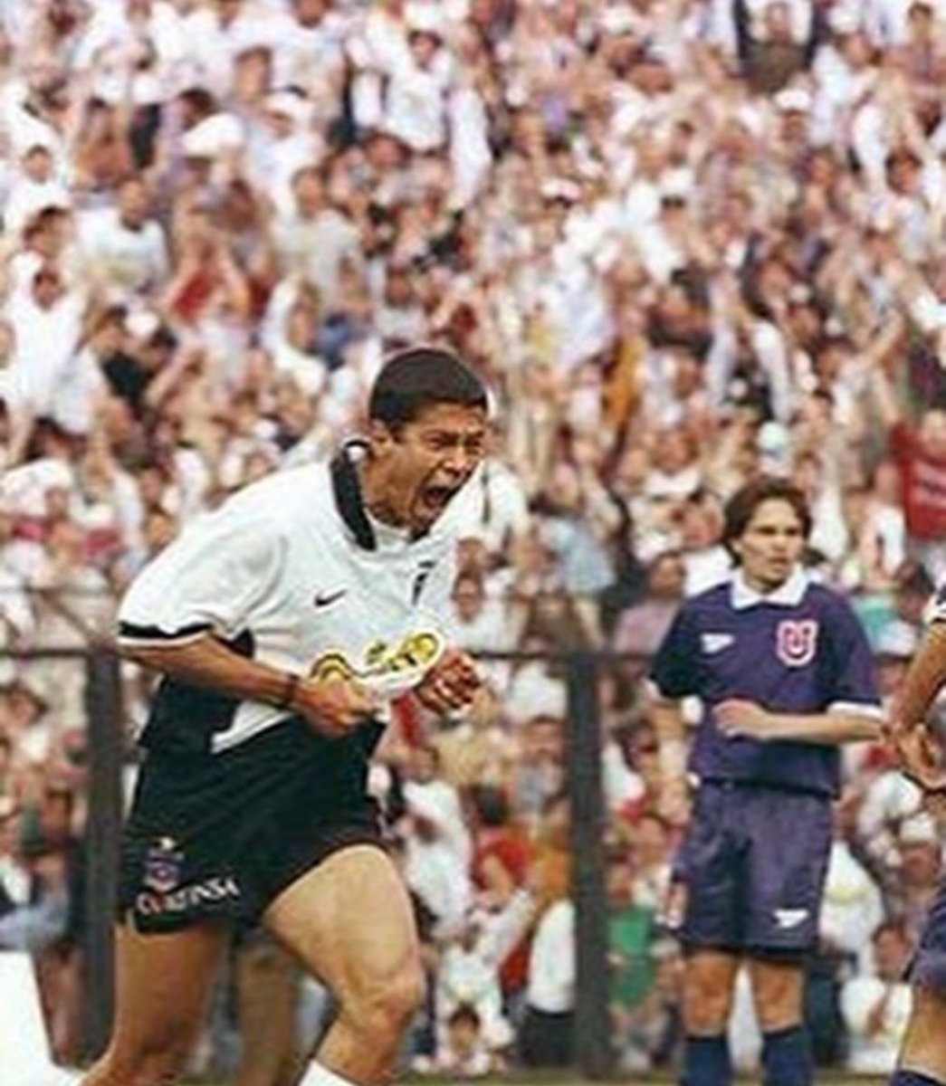 Fue un honor haber llevado esta camiseta, y también estar en esta foto del centenario. Colo colo por siempre en mi corazón.